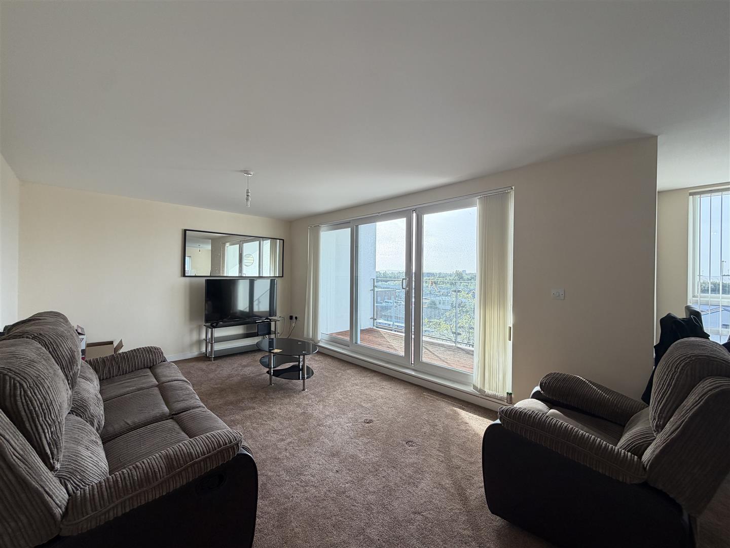 2 bed apartment in Ashton Old Road, Manchester – photo 2